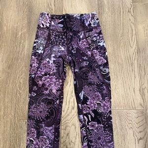 Lululemon Size 4 crops lilac purple black